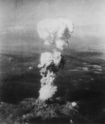 Núvol de fong sobre Hiroshima després d'haver deixat anar la bomba Little Boy