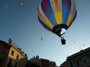 Per què els globus aerostàtics se sostenen a l'aire?